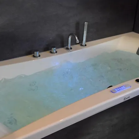 Chez Mimile , Au Calme , Proche Centre , Wifi 木屋 *